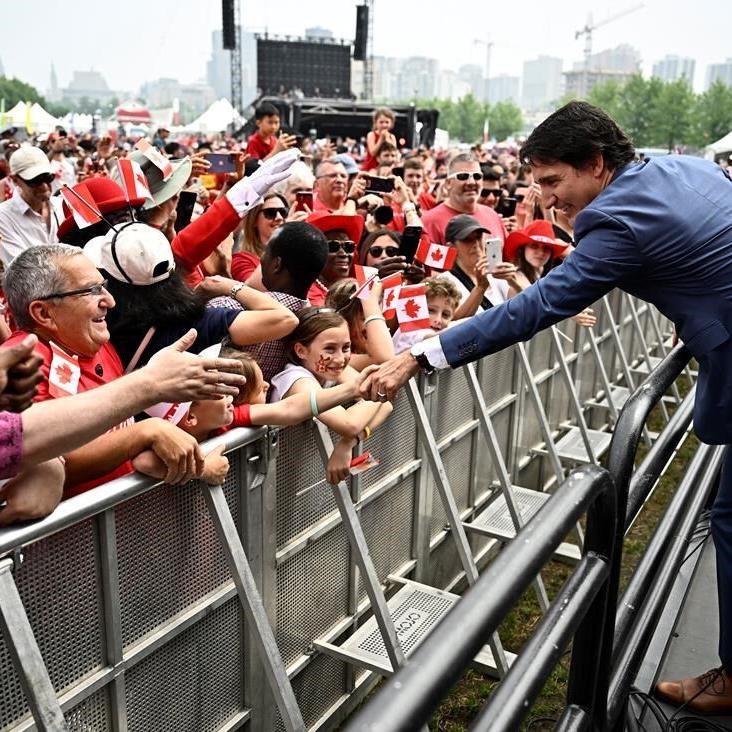 Hate the long walk on Canada Day? Ottawa mayor, feds point fingers over transit plan